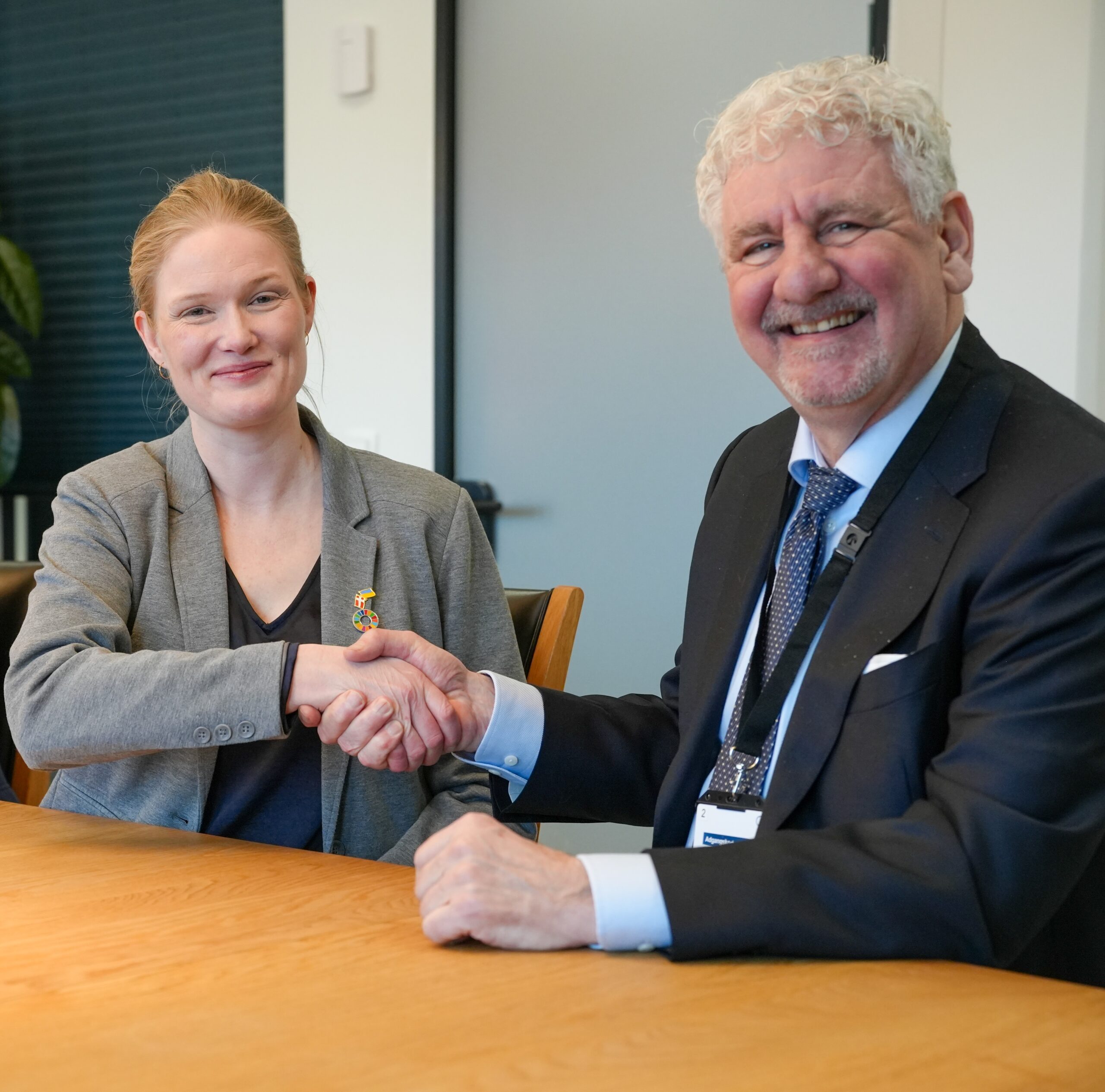 Jørgen Peter Rasmussen shaking hands with Anna Aaen