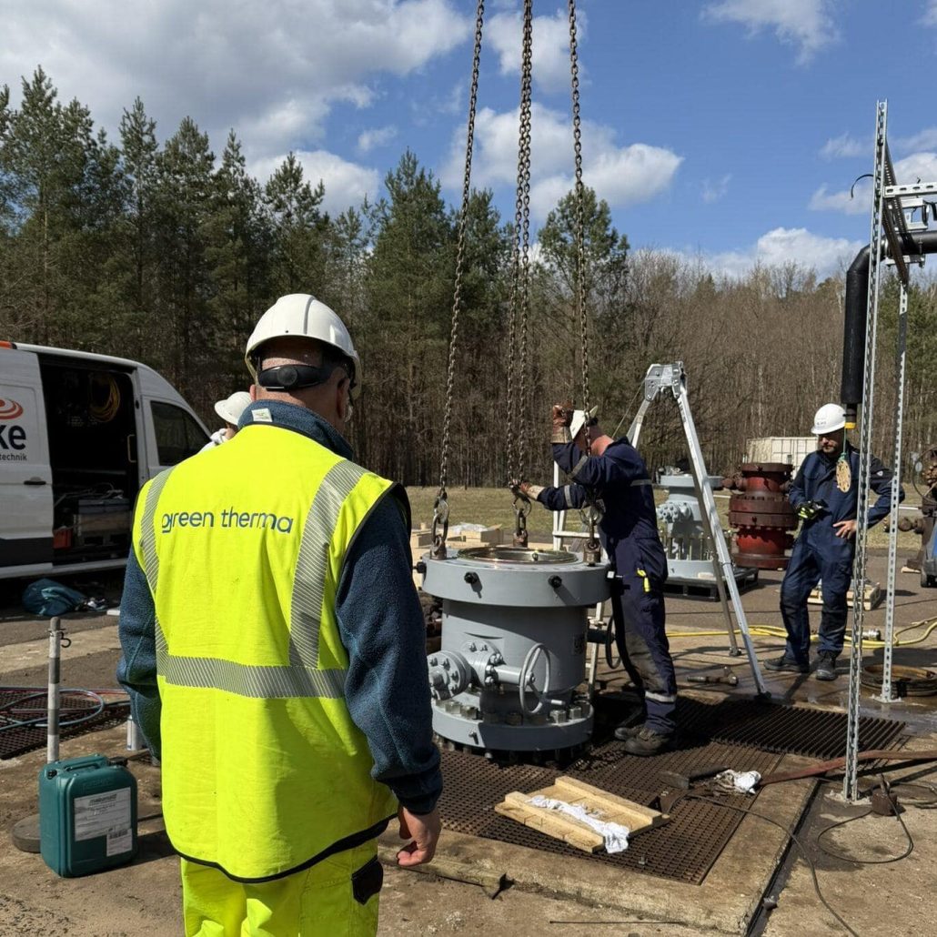 Technicians assembling the geothermal wellhead for Green Therma's Heat4Ever™ demonstration at the GFZ Groß Schönebeck site.